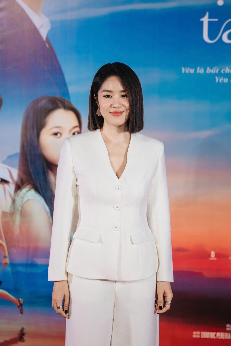 Lê Phương chiếm trọn spotlight với mái tóc ngắn cá tính, được khen trẻ trung ở tuổi 41. 