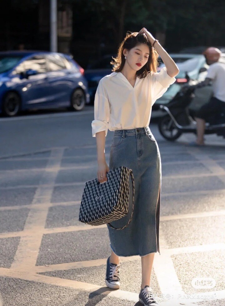 Đừng chỉ mãi diện sơ mi trắng với quần jeans, loạt váy dài này mới là amp;#34;vũ khíamp;#34; giúp bạn mặc lên sang chảnh tức thì - 6