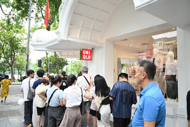 Hàng dài người xếp hàng tại UNIQLO Đồng Khởi (TP.HCM) và UNIQLO Hoàn Kiếm (Hà Nội) vào lúc 10h sáng.
