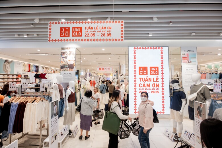 Hàng ngàn khách hàng đổ bộ cửa hàng UNIQLO trong ngày đầu tiên của Tuần Lễ Cảm Ơn - 3