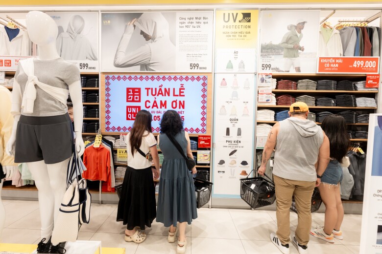 Các sản phẩm chống tia UV như DRY-EX Áo Hoodie Chống Tia UV Kéo Khóa và AIRism Áo Khoác Chống Tia UV Siêu Co Giãn Kéo Khóa được nhiều khách hàng ưa chuộng.