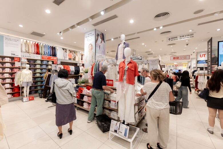 Khu vực trưng bày Áo Sơ Mi Vải Linen Cao Cấp thu hút khách hàng quan tâm mua sắm.
