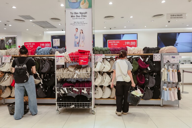 Áo thun UT Mickey Mouse in Vietnam và chiếc túi bán nguyệt mini đeo chéo lọt top nhất định phải săn của khách hàng.