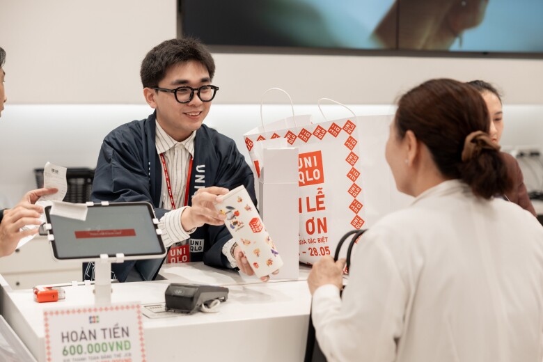 Hàng ngàn khách hàng đổ bộ cửa hàng UNIQLO trong ngày đầu tiên của Tuần Lễ Cảm Ơn - 7