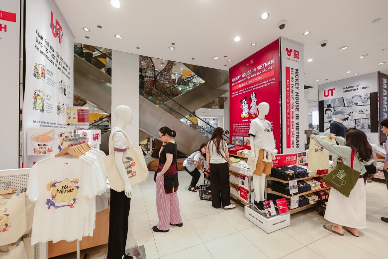 Bên cạnh các sản phẩm ưu đãi, UNIQLO mang tới các BST áo thun tôn vinh văn hóa Việt Nam và hỗ trợ cộng đồng.