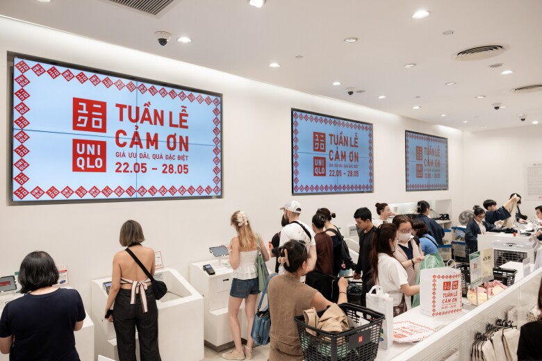 Hàng ngàn khách hàng đổ bộ cửa hàng UNIQLO trong ngày đầu tiên của Tuần Lễ Cảm Ơn - 9