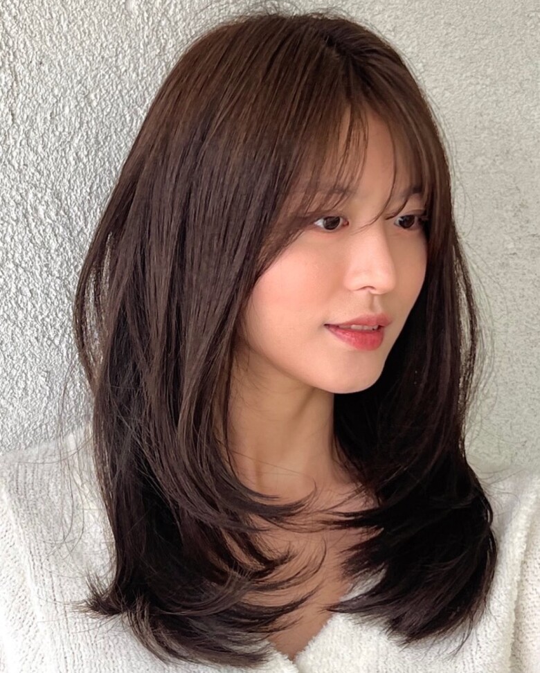Đuôi tóc uốn cụp nhẹ giúp ôm gọn khuôn mặt, mang đến vẻ ngoài thanh lịch và chỉn chu. Đây là kiểu tóc được nhiều chị em công sở yêu thích.