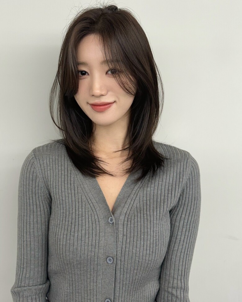 Tóc ngang vai layer tạo hiệu ứng bồng bềnh tự nhiên nhưng vẫn giữ nét suôn mượt. Kiểu tóc giúp mái tóc trông dày hơn và rất dễ tạo kiểu.