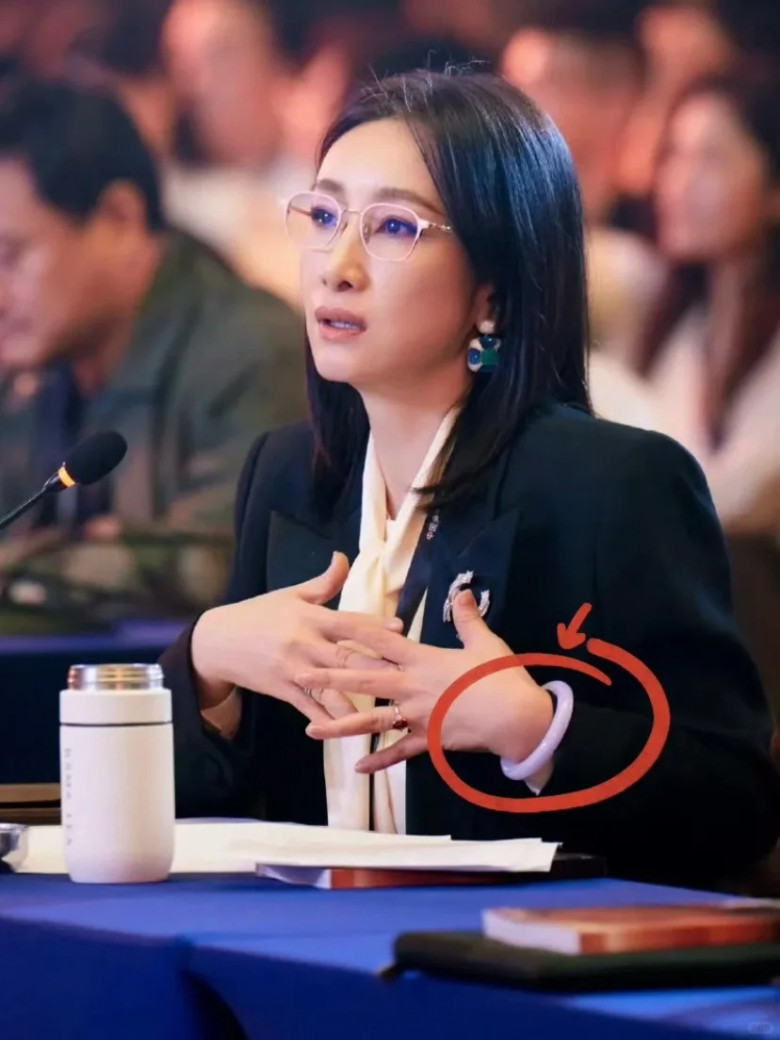 Bộ vest đen tối giản, ánh mắt điềm tĩnh cùng chiếc vòng ngọc bích tím giúp Tần Hải Lộ toát lên khí chất quyền quý, bản lĩnh và đầy sức hút.