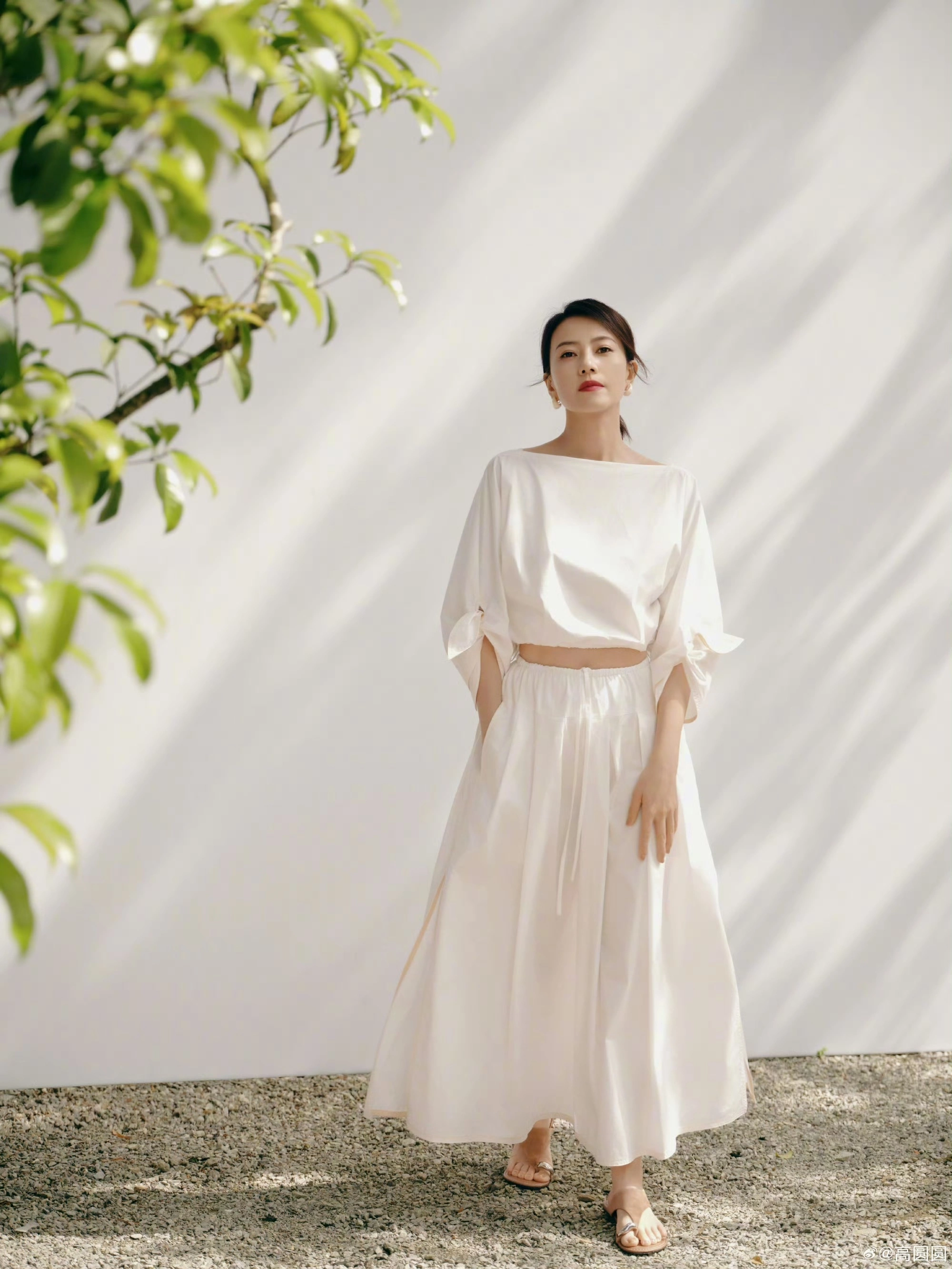 Sau mỗi ngày làm việc, Cao Viên Viên thường ngâm chân với nước muối để thư giãn cơ thể. Thói quen đơn giản này giúp cải thiện tuần hoàn máu, giảm cảm giác mệt mỏi, hạn chế phù nề và hỗ trợ cơ thể dễ đi vào giấc ngủ hơn.