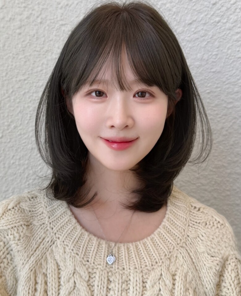 Tóc ngắn uốn đuôi cụp giúp phần đuôi ôm sát khuôn mặt, tạo hiệu ứng thon gọn. Kiểu tóc mang lại vẻ thanh lịch, phù hợp môi trường công sở. Không cần tạo kiểu cầu kỳ, chỉ cần sấy nhẹ là tóc đã vào nếp gọn gàng.