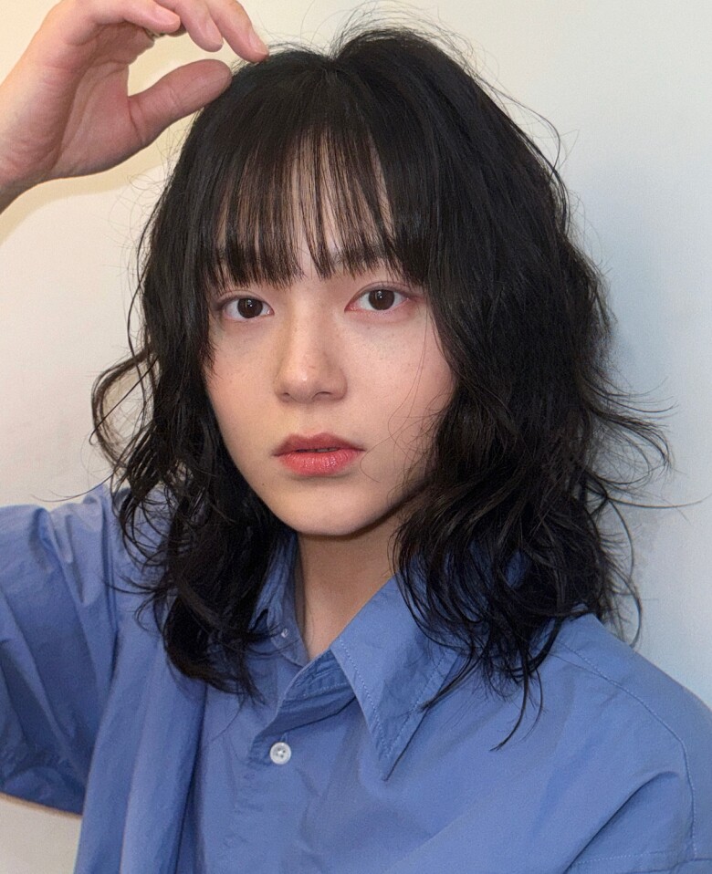 Tóc ngắn xoăn giúp tăng độ bồng bềnh, khiến mái tóc trông dày hơn rõ rệt. Những lọn xoăn nhẹ tạo vẻ mềm mại, nữ tính, đồng thời giúp gương mặt trở nên cân đối. Chỉ cần dưỡng tóc tốt là kiểu tóc luôn giữ được vẻ cuốn hút.