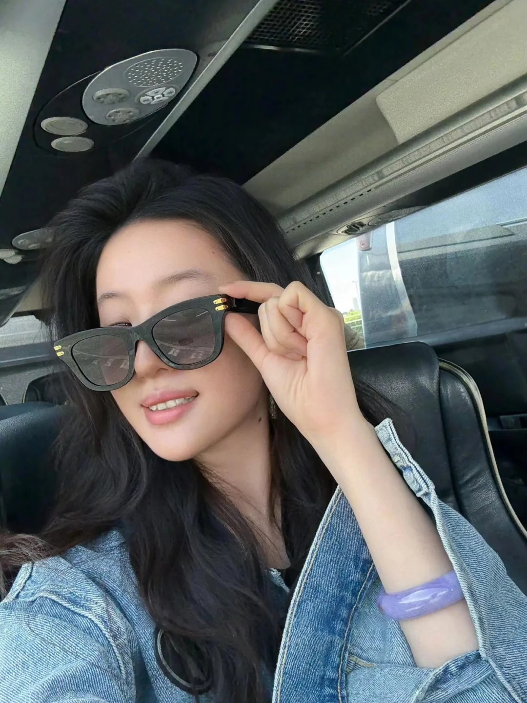 Trào lưu ngọc không chỉ bùng nổ trong Cbiz mà còn nhanh chóng lan sang Việt Nam. Từ thảm đỏ đến đời thường, ngọc xuất hiện ngày càng nhiều, trở thành lựa chọn của những người theo đuổi phong cách sang trọng, tinh tế và muốn khẳng định gu thẩm mỹ riêng.