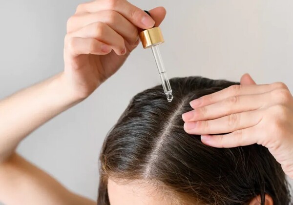 Vì sao có người ngoài 50 tuổi tóc vẫn dày đẹp? Hóa ra họ đều giữ 5 thói quen này ngay từ khi còn trẻ - 1