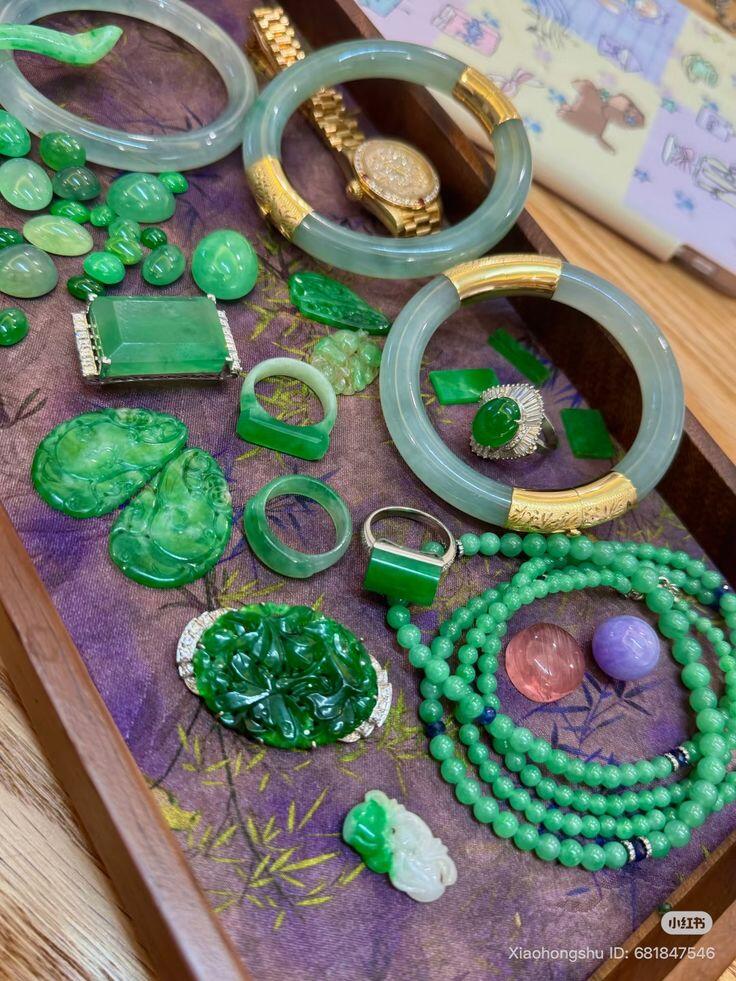 Trong phong thủy Á Đông, ngọc được xem là vật mang năng lượng tích cực, giúp cân bằng khí và bảo vệ chủ nhân. Người xưa tin rằng ngọc có thể hấp thụ tà khí, mang lại bình an, đồng thời tượng trưng cho phẩm chất thanh khiết, bền bỉ của con người.