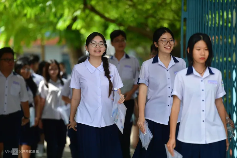 Thí sinh vui vẻ sau phần thi môn ngữ văn điểm thi THCS Trần Văn Ơn, TP HCM, chiều 11/6. Ảnh: Thanh Tùng