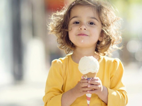 Ngày nắng nóng ăn kem hay uống nước lạnh ảnh hưởng tới sức khỏe hơn? Chuyên gia đưa lời khuyên bất ngờ