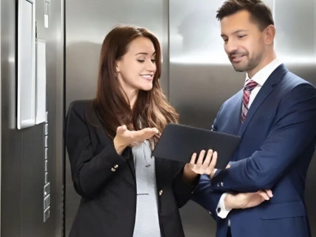 Gặp sếp trong thang máy: Người EQ thấp chỉ biết chào, người EQ cao nói 3 câu khiến tương lai khác hẳn