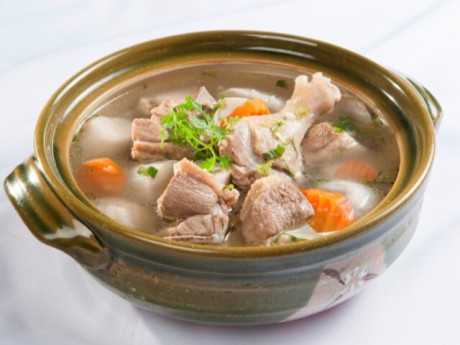 Uống thật nhiều nước hầm xương có tốt cho sức khỏe? Nên dùng thế nào để vừa bổ dưỡng vừa an toàn cho thận?