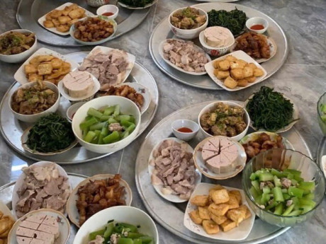 Vị phụ huynh làm mâm cơm 7 món, mời thí sinh thi tốt nghiệp THPT ăn nghỉ tại nhà