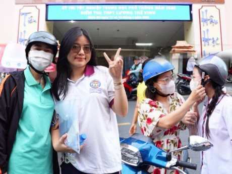 Hơn 1,2 triệu thí sinh thi Ngữ văn: Hồi hộp trước giờ G, kỳ vọng "trúng tủ" về các vấn đề nổi cộm của xã hội