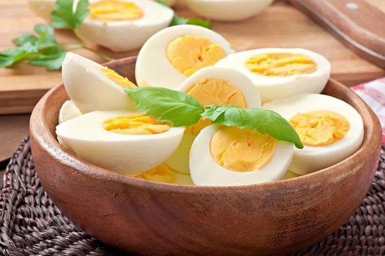 Nên ăn kết hợp lòng trắng và lòng đỏ trứng gà là tốt nhất. Ảnh minh họa. 