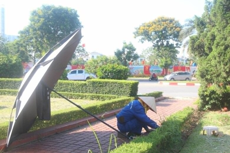 Dù thời tiết khắc nghiệt, công việc của họ vẫn diễn ra thường nhật để đảm bảo môi trường xanh sạch đẹp