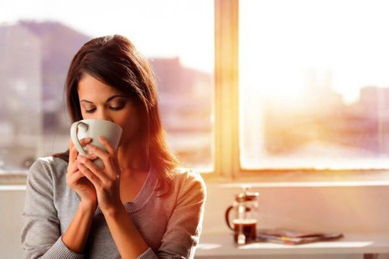 Cà phê nên uống giữa buổi sáng để giúp tỉnh táo, sảng khoái tinh thần, tăng năng lượng làm việc. Ảnh minh họa. 