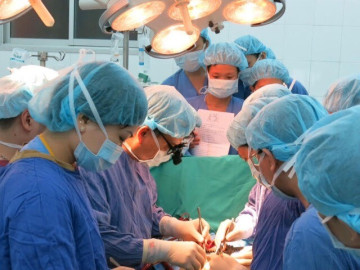 Xúc động khoảnh khắc người cha bó bột khóc tiễn biệt con trai hiến tạng cứu người