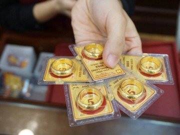 Giá vàng hôm nay, 23-4: Tiếp tục sụt giảm