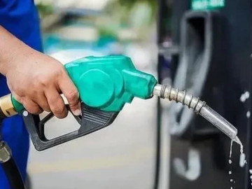 Tin tức - Giá xăng giảm về dưới 23.000 đồng một lít