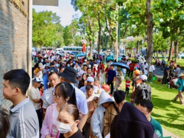 Người dân tấp nập mua vé tham quan, check-in Dinh Độc Lập dịp lễ 30/4