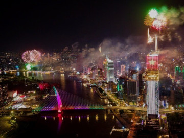 Pháo hoa rực sáng bầu trời TP HCM, Đồng Nai đêm 30/4