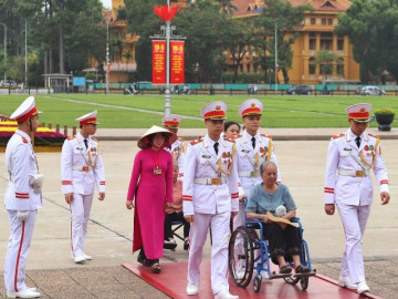 Dòng người nối dài vào Lăng viếng Bác trong ngày đặc biệt