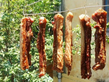 Trào lưu phơi “thịt một nắng” ở ban công, chuyên gia cảnh báo nguy hiểm và chỉ dẫn một cách để an toàn