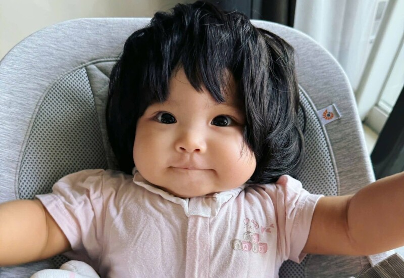 Những em bé luôn mang đến một sức hút rất riêng, mà khó ai có thể cưỡng lại. Chỉ cần một nụ cười ngây thơ, đôi mắt trong veo hay những cử chỉ vụng về đáng yêu cũng đủ khiến trái tim người lớn “tan chảy”.