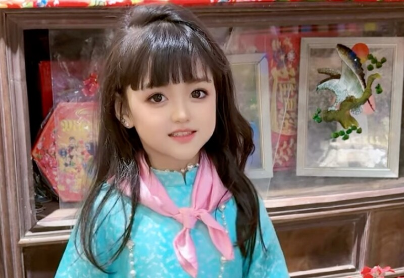 Những bé gái sở hữu ngoại hình xinh xắn, đáng yêu thường sẽ khiến nhiều người thích ngắm mãi. Họ cũng tò mò về danh tính bố mẹ của đứa trẻ, "xin vía" đẻ được cô công chúa giống vậy.