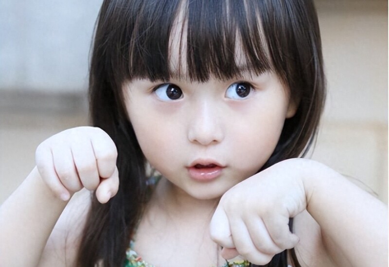 Nhiều người cho rằng trẻ nhỏ chưa vỡ nét nên càng lớn sẽ càng đẹp. Tuy nhiên có những bé gái đã đẹp từ khi còn bé.