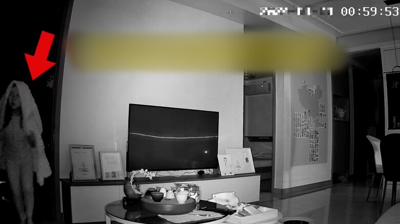 1 giờ sáng con gái 6 tuổi trùm khăn lén lút ở phòng khách, bố mẹ xem camera vô cùng tự trách - 2