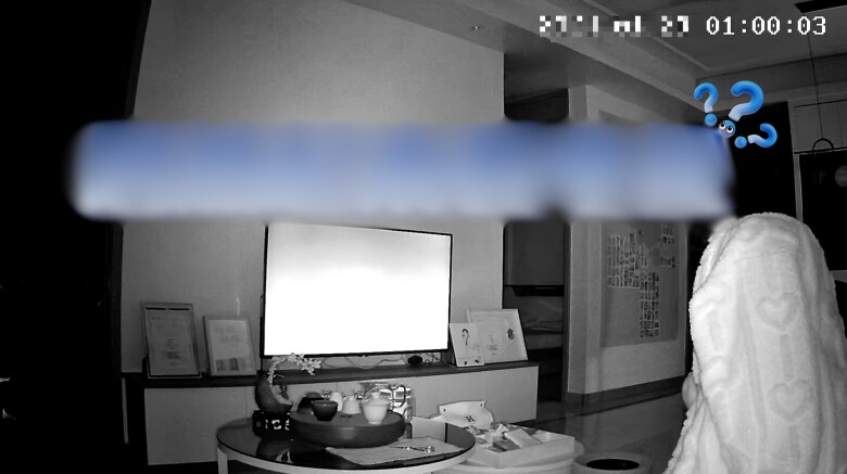 1 giờ sáng con gái 6 tuổi trùm khăn lén lút ở phòng khách, bố mẹ xem camera vô cùng tự trách - 3