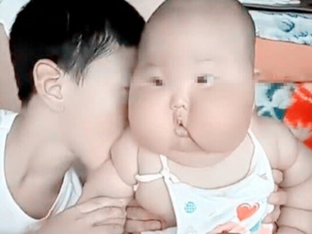 Từng là cô bé xinh xắn, con gái đổi khác sau 6 tháng ở quê ông bà nuôi, người mẹ sốc lên sốc xuống