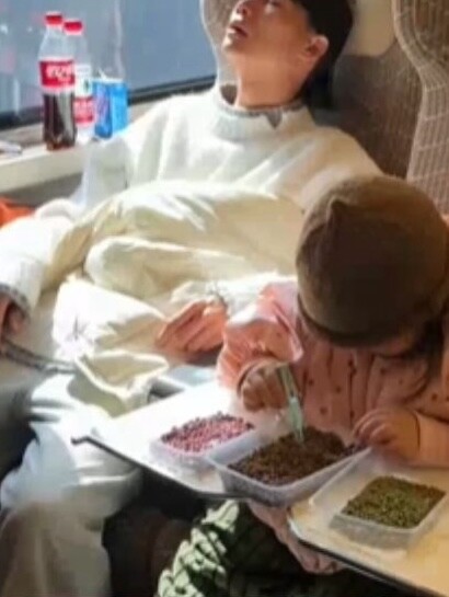 Bé gái cùng bố đi tàu về nhà, bố ngủ say không hay biết gì, đứa trẻ ngồi cạnh làm việc khiến hành khách nể phục - 1