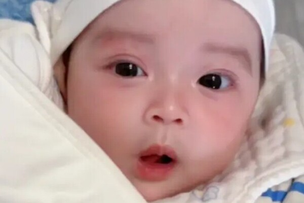 Bé sơ sinh chào đời toàn thân phủ màu trắng, 3 ngày sau nổi tiếng cả bệnh viện vì xinh như thiên thần - 2