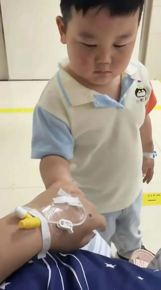 Bé trai 3 tuổi mặt đầy vết thương túc trực chăm mẹ nằm giường bệnh, câu chuyện phía sau ai nghe cũng nghẹn lòng - 4