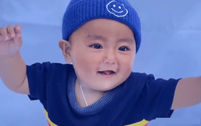 Xem thêm: Video bé sơ sinh dưỡng da trong bể bơi cực đáng yêu, ngộ nghĩnh.