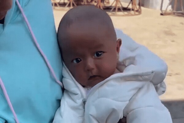 Bố mẹ da trắng nhưng con chào đời da đen khiến cả nhà nghi ngờ, 1 năm sau sự thật được tiết lộ - 1