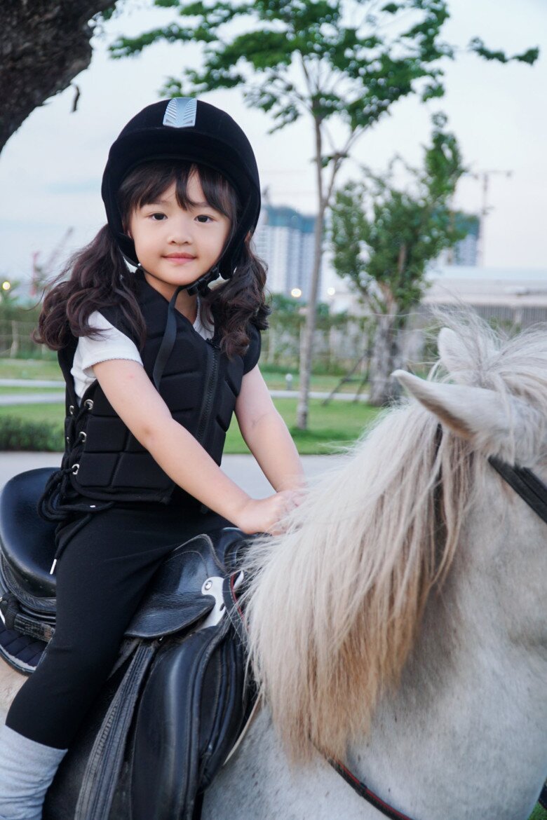 Bức hình chụp “bé gái Tây Nguyên” gây sốt MXH vì quá xinh, danh tính bố mẹ không phải dạng vừa - 6