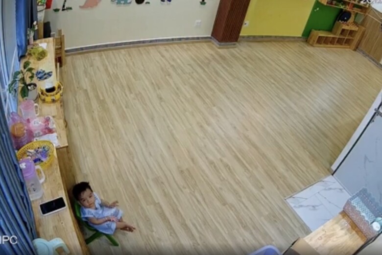 Đã muộn nhưng mẹ chưa đến đón, camera giám sát ghi lại cảnh bé trai ngồi một mình ở góc lớp, hành động ai cũng xót - 2
