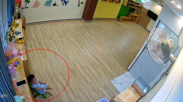 Đã muộn nhưng mẹ chưa đến đón, camera giám sát ghi lại cảnh bé trai ngồi một mình ở góc lớp, hành động ai cũng xót - 1