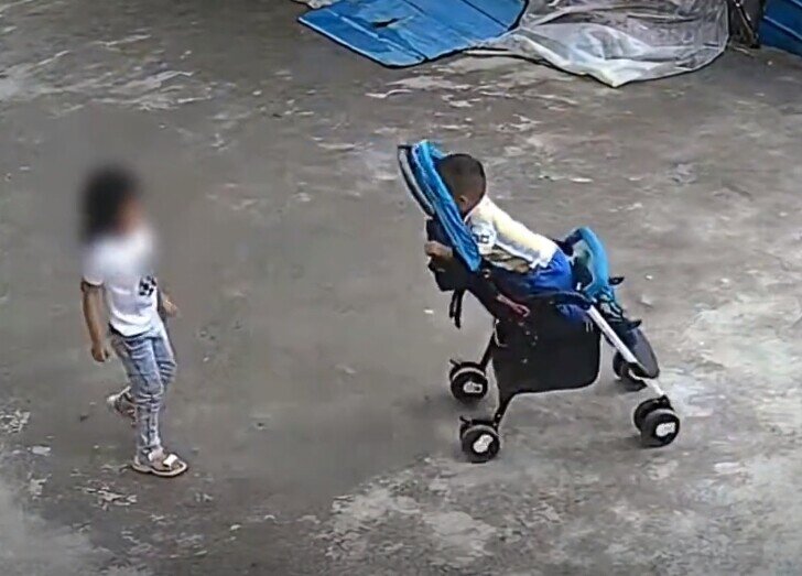 Chị gái chơi với em trai trước sân nhà, chiếc xe đẩy bất ngờ xảy ra sự cố khiến phụ huynh thót tim - 1